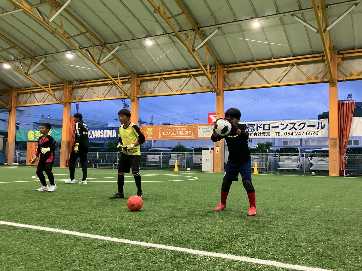 spulse_school's tweet photo. 【静岡会場】
#プジョー・シトロエン・DS静岡 presents 清水エスパルスGKスクール🧤

第1クール2回目‼️
テーマは「シュートストップ」🥅🧤

子どもたちの積極的なチャレンジが多く見られました💯

今回はユースGKコーチの川北コーチにも参加していただきました🙇‍♂️

#spulse
#エスパルスサッカースクール https://t.co/y8pPGN5Jhc