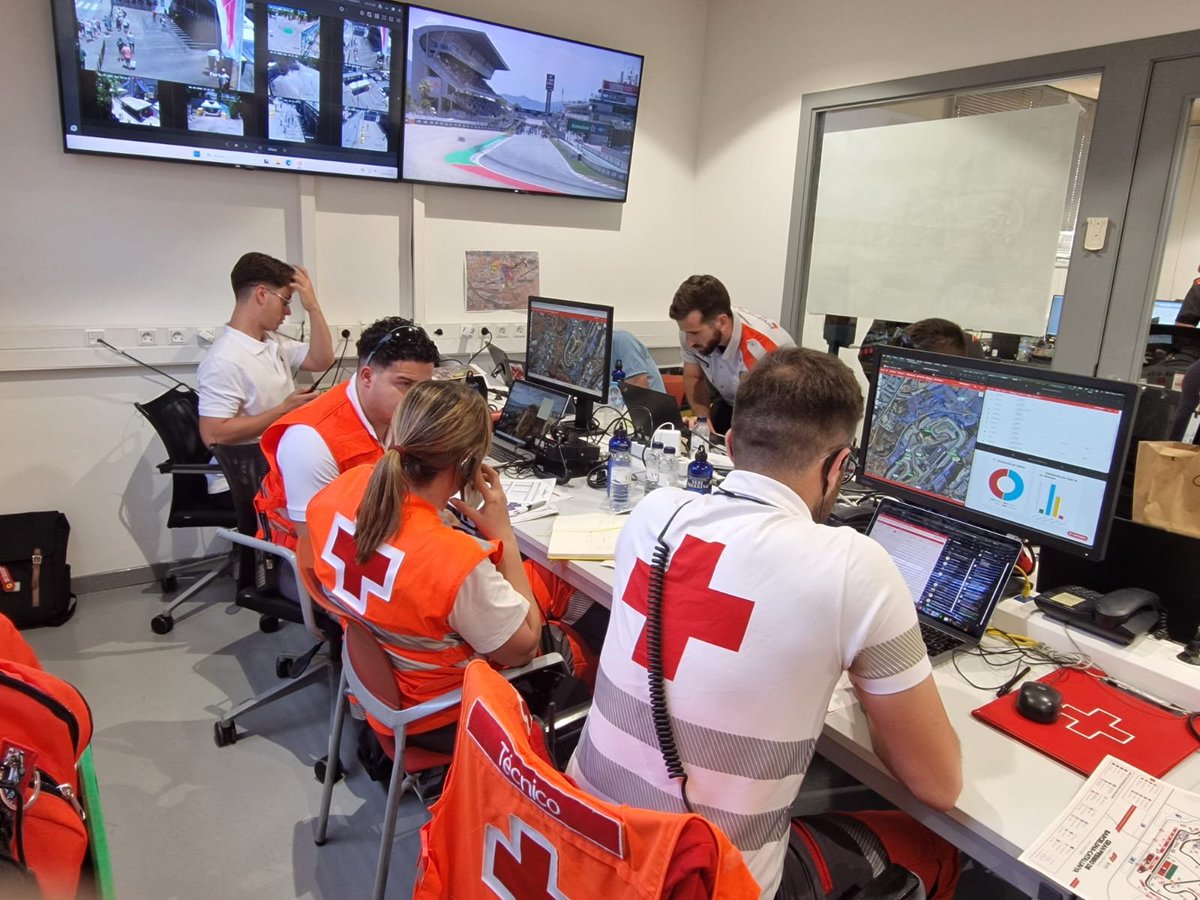 CreuRojaCAT's tweet photo. Participem amb un equip de més de 15 vehicles d'emergències i 150 persones diàries, amb sanitaris, facultatius, logistes, cordinadors al servei preventiu del Gran Premi de Fòrmula 1 #f1. El President Josep Quitet ha fet una visita in situ a tot aquest gran dispositiu. https://t.co/A3UDgzWgsq