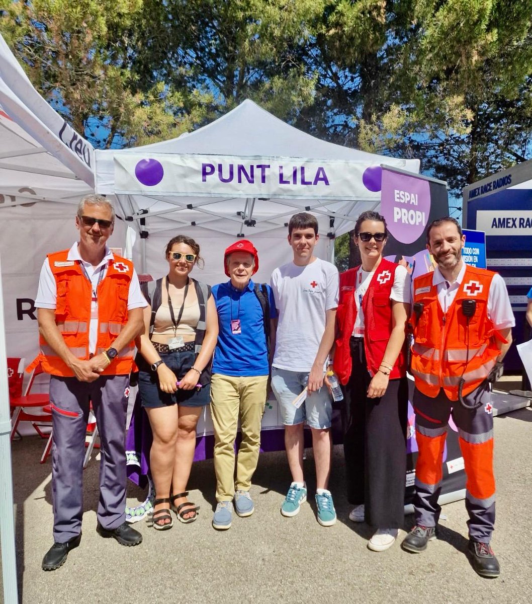CreuRojaCAT's tweet photo. Participem amb un equip de més de 15 vehicles d'emergències i 150 persones diàries, amb sanitaris, facultatius, logistes, cordinadors al servei preventiu del Gran Premi de Fòrmula 1 #f1. El President Josep Quitet ha fet una visita in situ a tot aquest gran dispositiu. https://t.co/A3UDgzWgsq