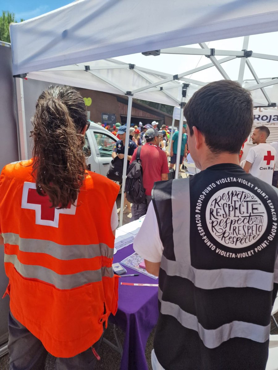 CreuRojaCAT's tweet photo. Participem amb un equip de més de 15 vehicles d'emergències i 150 persones diàries, amb sanitaris, facultatius, logistes, cordinadors al servei preventiu del Gran Premi de Fòrmula 1 #f1. El President Josep Quitet ha fet una visita in situ a tot aquest gran dispositiu. https://t.co/A3UDgzWgsq