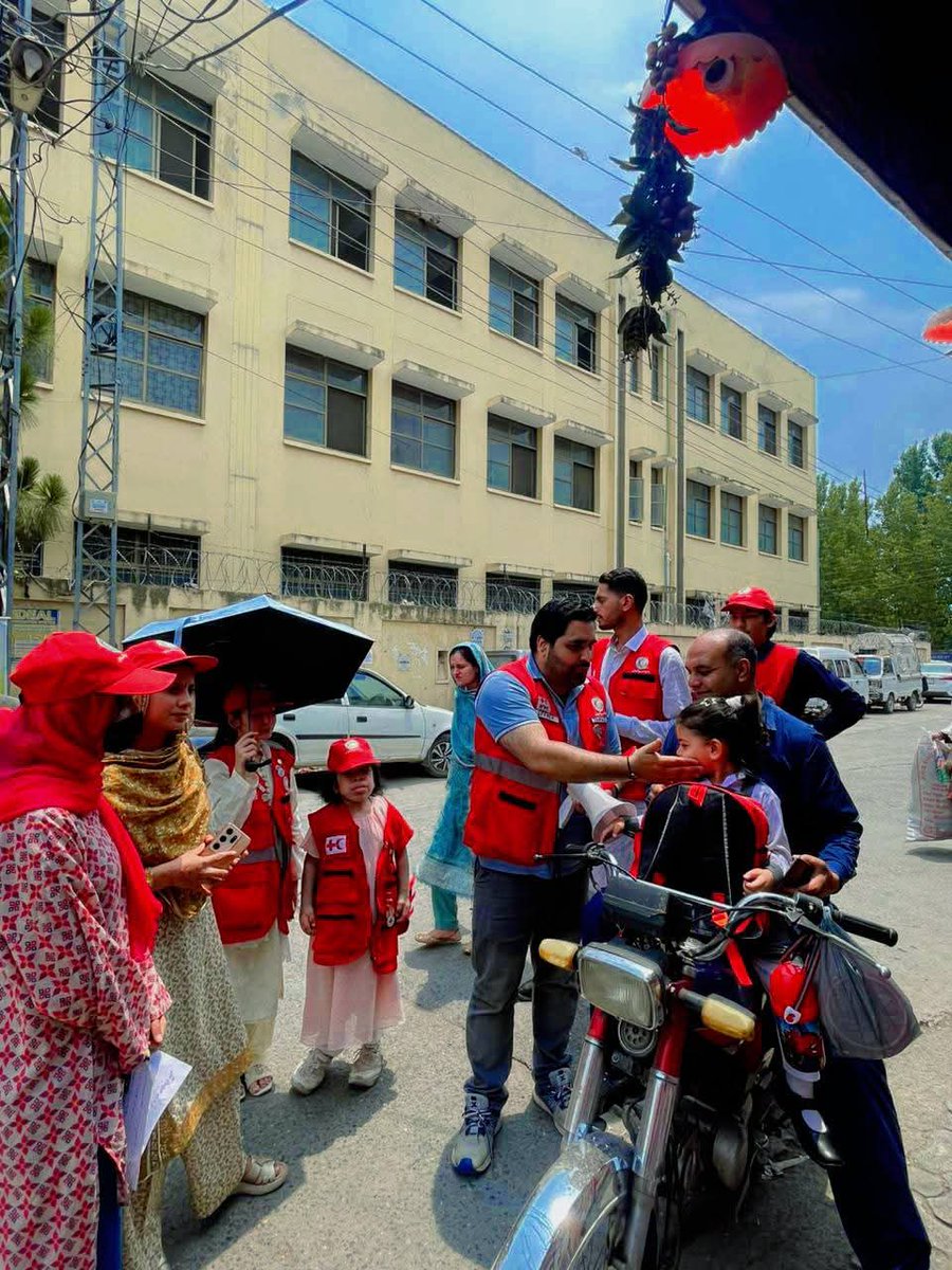 PRC_official's tweet photo. 🌡️ Beat the Heat. Save Lives.

PRCS AJK volunteers marked #HeatActionDay2026 in Muzaffarabad through a community awareness walk, promoting the simple but life-saving message: Shade, Water, and Rest.

#HAD2026 #BeatTheHeat #PRCS #AJK #ClimateAction #Volunteerism https://t.co/29CNDQJfd4