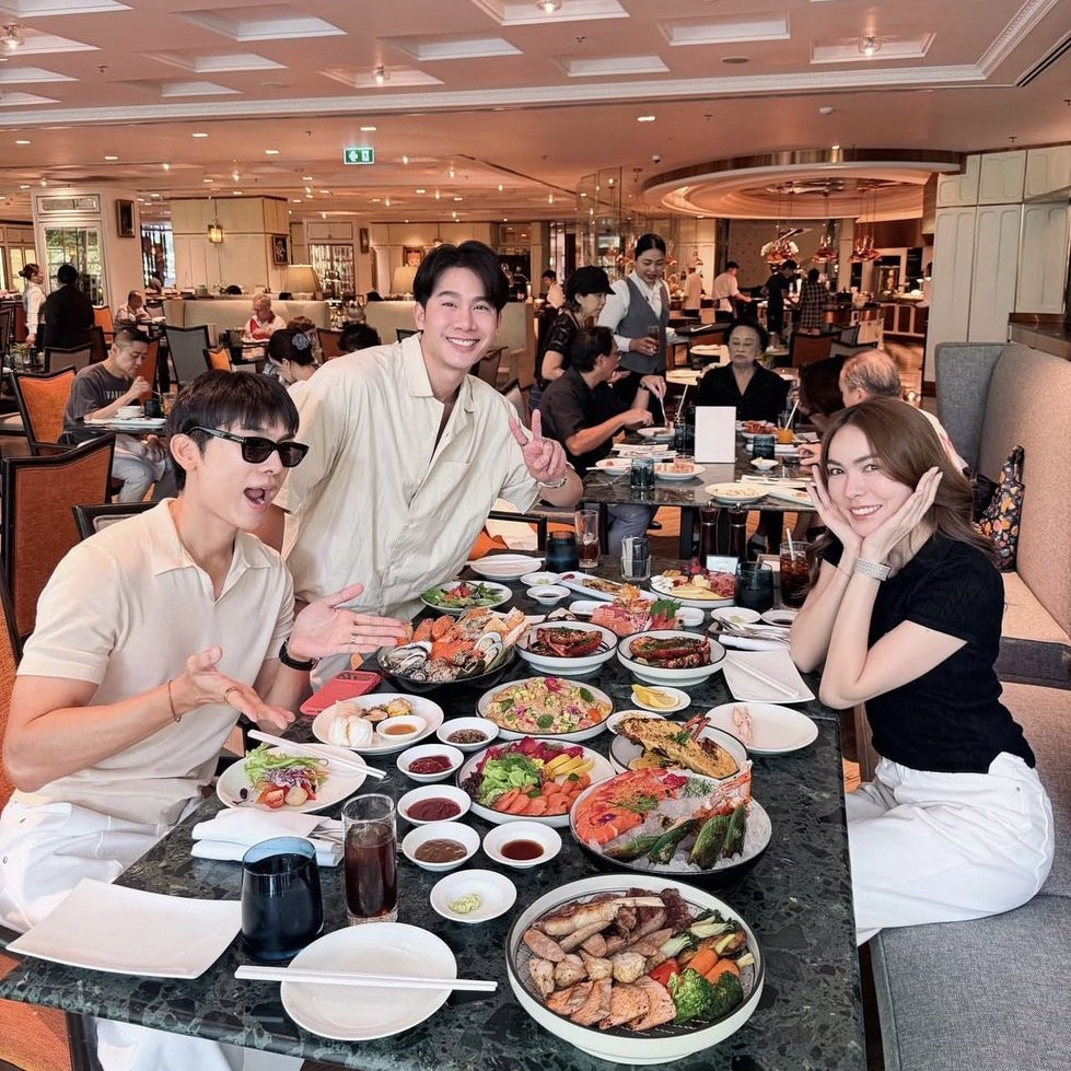 Cindy_Waratin's tweet photo. Ayyy, la hermanita se fue a comer con sus hermanos mayores 😍

#ชาล็อตออสติน #CharlotteAustin https://t.co/EjiYDG5cCO