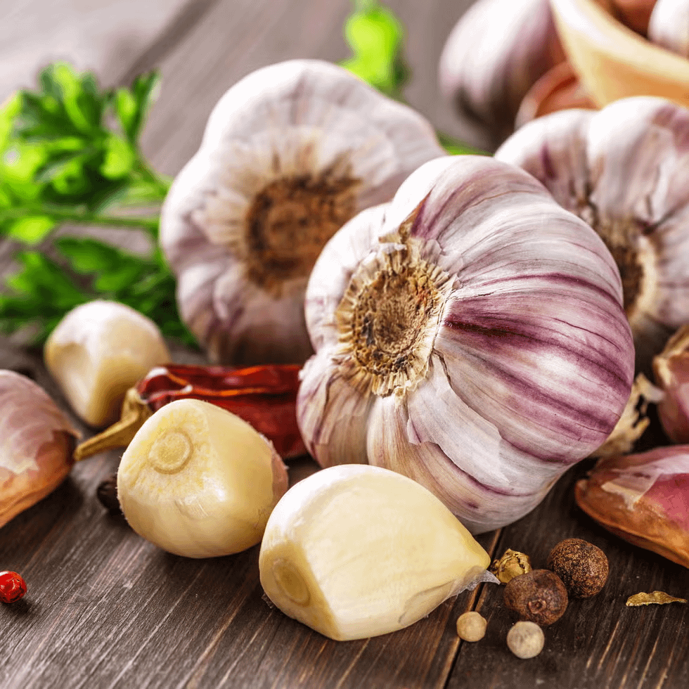 CoachDanCole_'s tweet photo. 50% of adults have high blood pressure.
Most don’t realize.
Big pharma cashes in.

The harsh truth:

You can lower it naturally.

Here are 6 simple ways:

1. Eat garlic every day for 30 days. https://t.co/5hJVo9OpFW