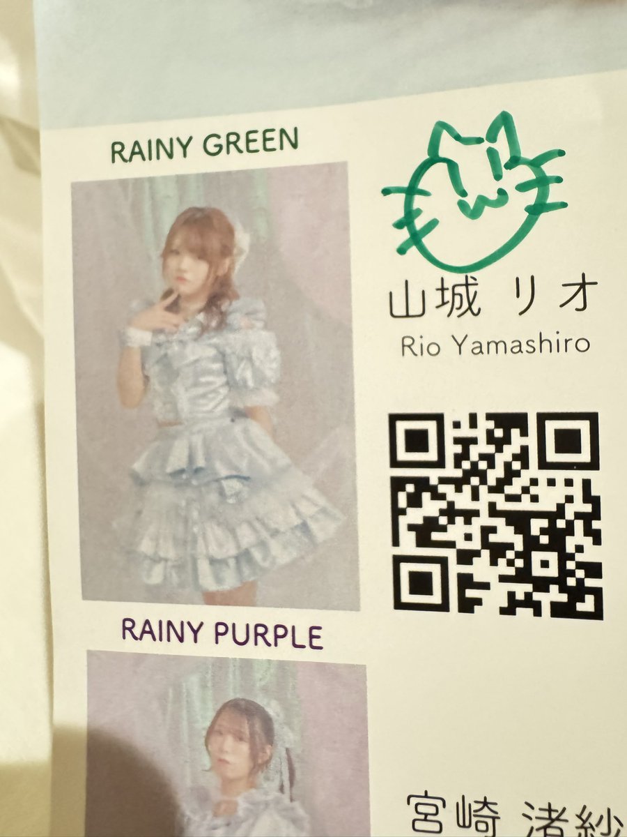 MWest2019's tweet photo. 今回沖縄遠征で3度ライブを観せていただいたil pleutさんにはじめましてのご挨拶。歌声が渋くて好みな山城リオさん、大阪には年1ぐらい来るそう今回の衣装はキラキラ寄りだけど今までは黒系だったそう。曲の幅もあり楽しいステージでした。後でもらったチラシ見たらサインがあった！ https://t.co/D4HQGbxBkp