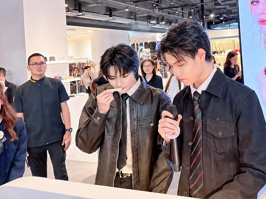 DomundiTV's tweet photo. ขอขอบคุณ @siam_center ที่ให้เกียรติ “พีท” @pete_nvich และ “รีออน” @imreeonn ได้มาร่วมกิจกรรมงานในวันนี้นะคะ 🥰

ขอขอบคุณแฟน ๆ ทุกคนที่มาเจอกัน รวมถึงแฟน ๆ ที่ส่งกำลังใจมาให้ทั้งสองคนด้วยนะคะ 🫶🏻✨️

REEONNPETE AT SIAM CENTER
#SiamCenterxReeonnPete https://t.co/eoEKIdnxWR