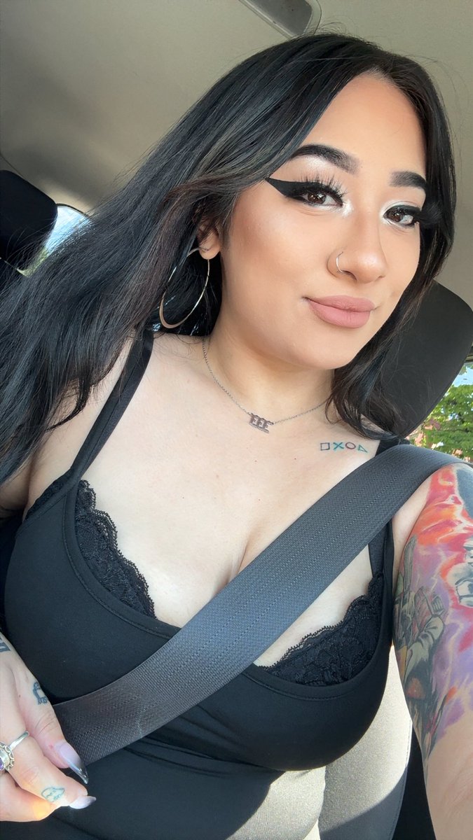 veronicaxrae's tweet photo. in another black dress, if u care 💀😏😂 https://t.co/5BvgUAWq71