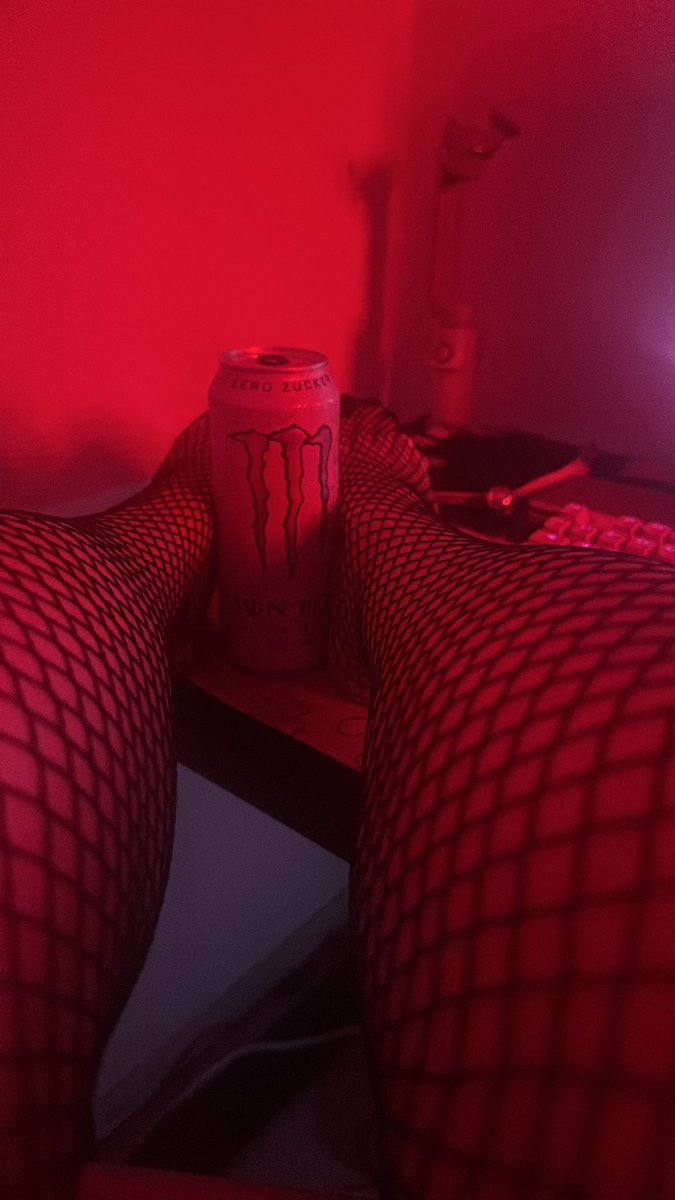 TrueKiraaax3's tweet photo. #egirl #goth #feet #feetfetısh #monster #monsterenergy #feeteaters https://t.co/bf54r7j6Rh