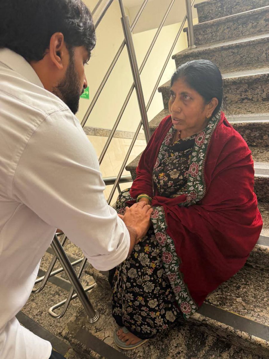 KCRunofficial's tweet photo. ఇటీవల అనారోగ్యానికి గురై ఆసుపత్రిలో చికిత్స పొందుతున్న కామారెడ్డి జిల్లా కేంద్రానికి చెందిన బీఆర్ఎస్ పార్టీ సోషల్ మీడియా వారియర్ షేక్ కబీర్‌ను బీఆర్ఎస్ పార్టీ యువ నాయకుడు గంప శశాంక్ ఆసుపత్రిలో పరామర్శించారు.

@gampasunny https://t.co/lYJFu3pLkA