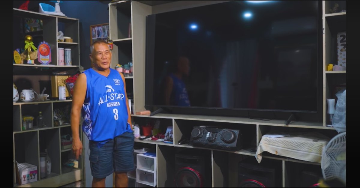ratedDCB's tweet photo. 'ISAULI KO NA LANG KAYA 'TO... WALA NA SI BOBET EH" 

Just watched the latest episode of KMJS at siya 'yung lolo ni Rene Baterbonia. According to him, inutang pa nila itong 75 inches TV just to watch his apo kasi maglalaro sa UAAP. 

I agree with him, sayang talaga. https://t.co/sQCoL5lMML