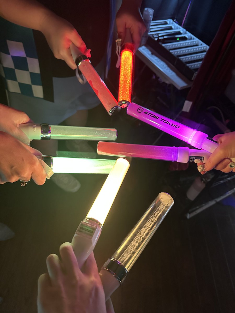 ringoUtaho's tweet photo. 🩷🩵10人祭💜💛
みんなでキンブレを太鼓のバチみたいにして再現！！みんなでワッショイワッショイしたりそいやそいやしたりめっちゃ楽しかった～！！！└(ﾟ∀ﾟ└)　(┘ﾟ∀ﾟ)┘ https://t.co/JZQA6YZFxV