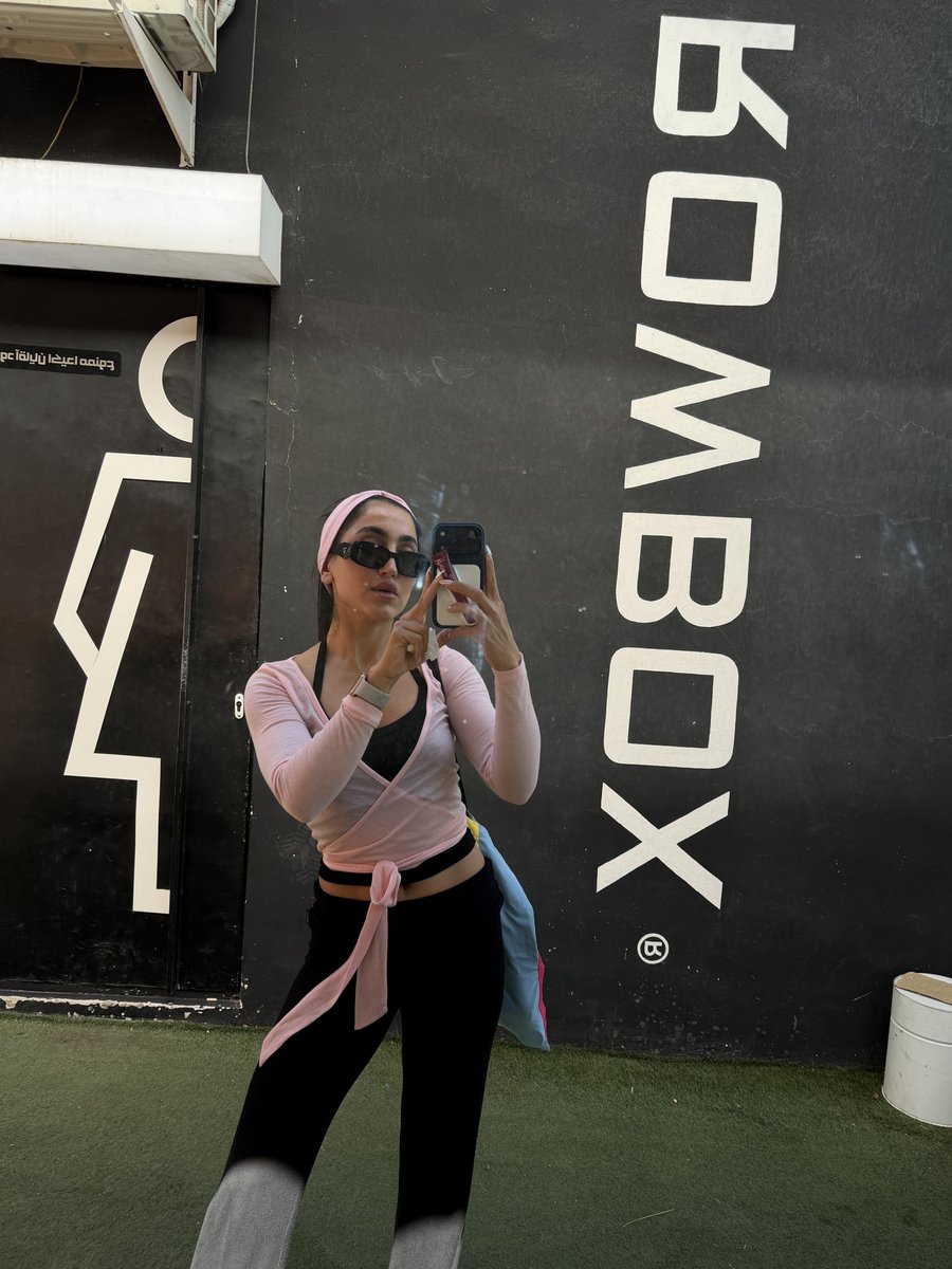 sara tweet media