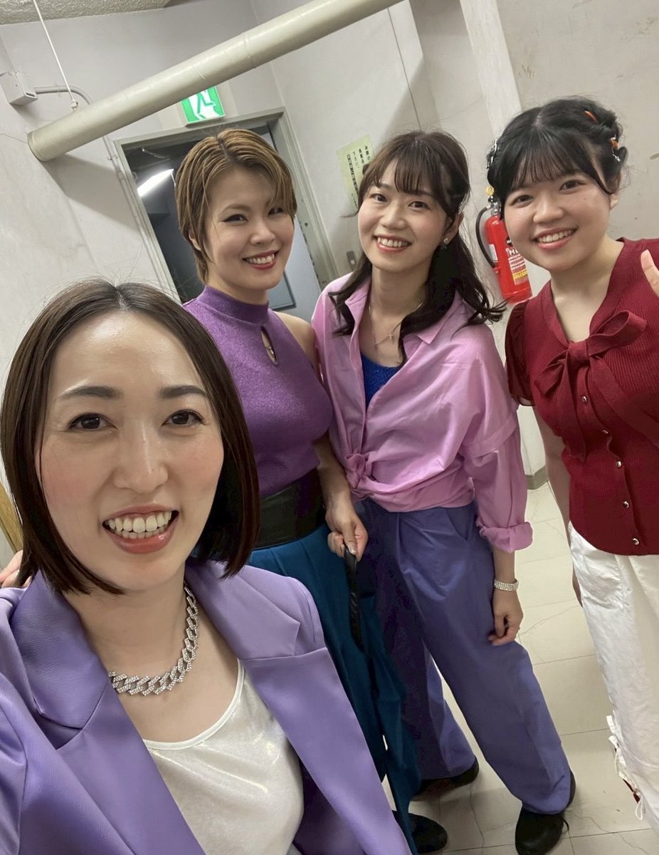 KokoRedrose's tweet photo. うちの若手のかわい子ちゃんズと

私たち、たくさんのナンバーでフロントダンサー頑張りました💃✨

10年来の付き合いの子から、今年入ったばかりの最年少ホープまで、全力で歌って踊ったよー‼️‼️

#SMF
#10周年記念コンサート https://t.co/4aAuJ62h0x