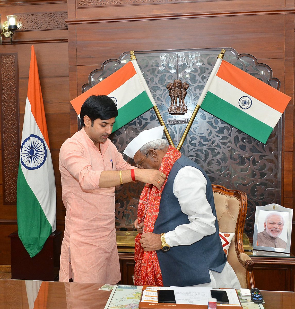 KailashvermaBJP's tweet photo. ।। राम राम सा।।
आज राजस्थान के माननीय राज्यपाल श्री @BagadeHaribhau जी से लोकभवन में भेंट कर उनका बहुमूल्य मार्गदर्शन एवं स्नेह आशीष प्राप्त किया।

आदरणीय राज्यपाल जी के प्रेरणादायक विचारों एवं जनसेवा से जुड़े संवादों को सुनकर क्षेत्र के "विकास और जनसेवा" के लिए नवीन ऊर्जा का संचार हुआ है। आपका ह्रदय से हार्दिक आभार।
#bagru #mla #drkailashverma