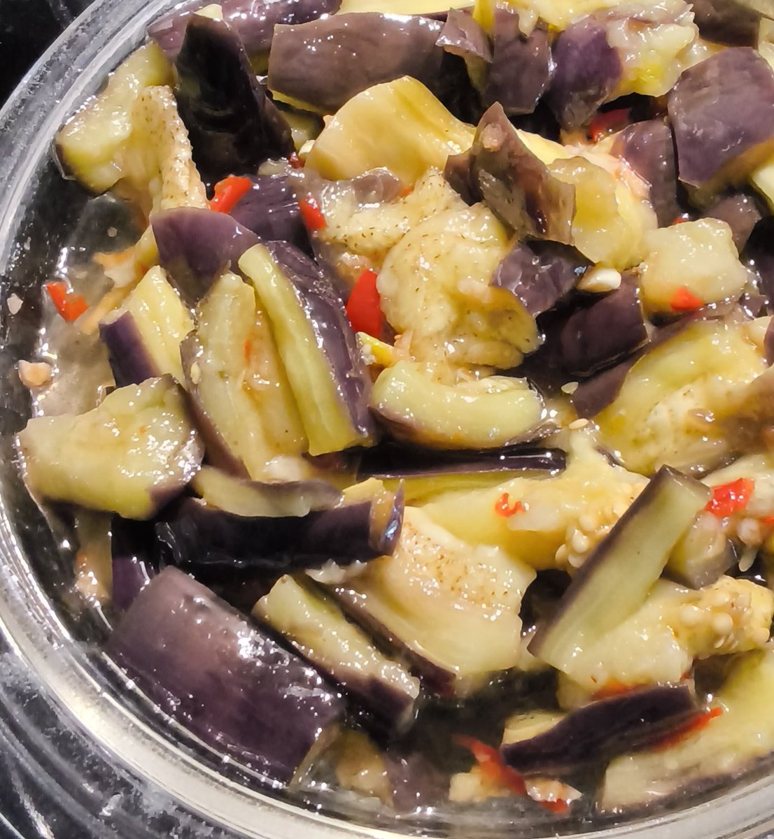 Kris10aaa's tweet photo. Maar even wat tijd in de keuken doorgebracht en nu in de zon.
Ik had nog een aubergine liggen voor sambal terong.
En voor straks weer gevulde paprika met een speciaal ingrediënt 😉
Eet smakelijk
#koken #budgetkoken #oven https://t.co/x49EBbSt3v