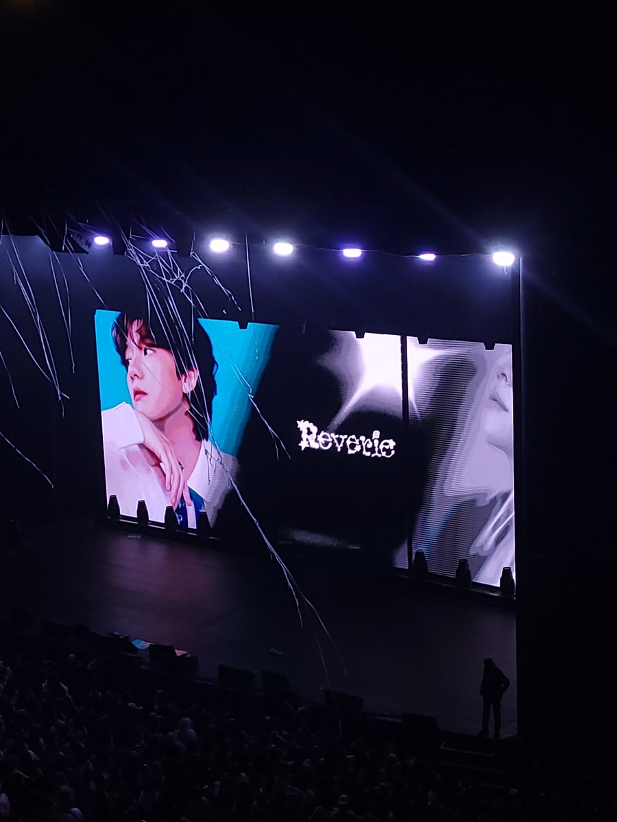 gingerbaeks's tweet photo. um ano do melhor dia da minha vida, com as minhas melhores amigas e tendo a maior crise de choro que já tive por perceber que eu tava ali, eu tava vendo o baekhyun de verdade 🥺💙 https://t.co/nD5aszP38l