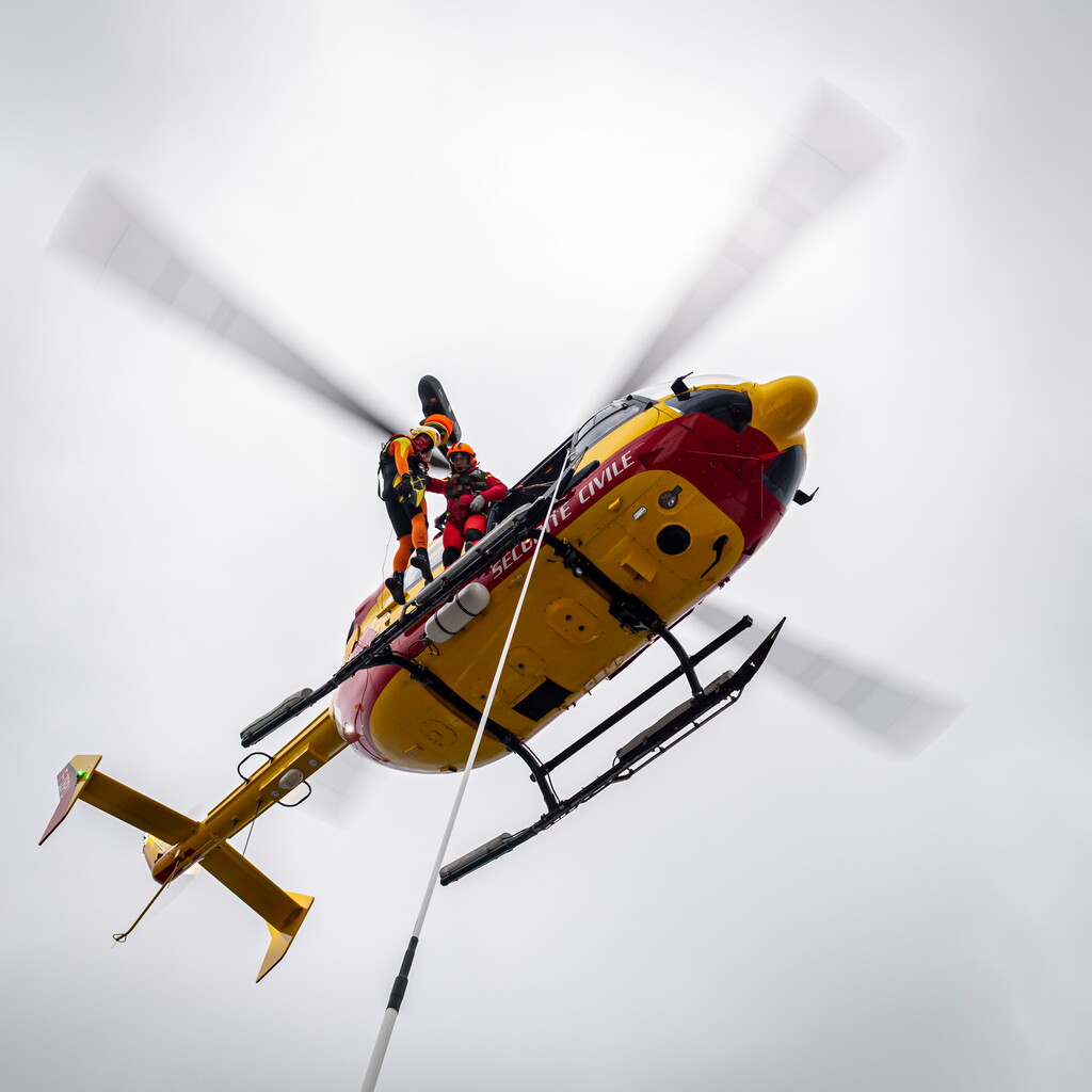 premar_ceclant's tweet photo. #PREMAR |13.06. Vers 17h40 samedi 13.06 #CROSScorsen est informé par #CODIS29 de la chute en mer d’un parapentiste, pointe de Trefeuntec, Plonevez Porzay (29). Engagement de l’hélicoptère #Dragon29 pour hélitreuillage. #SMUR29 sur zone vers 18h20. Décès malheureusement constaté par les équipes médicales.
Communiqué de presse : https://t.co/Q99mVAxjWR