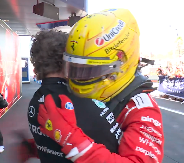 lusnpider's tweet photo. RT @EstagiariodaF1: KIMI ANTONELLI CELEBRA COM LEWIS HAMILTON https://t.co/Gl39LrZ5Np