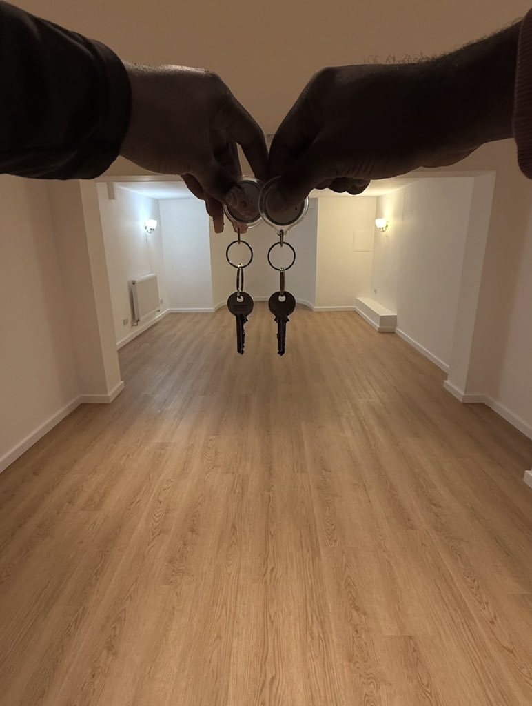 metrofive5's tweet photo. Two hands, two keys, one home, endless blessings.🥹❤️ https://t.co/hzBqrFwz2I
