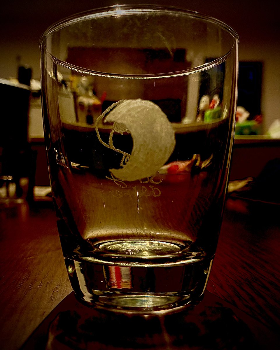 te2ruGame's tweet photo. ナナシノコドモをガラスコップに彫刻してみました〜！！
背面にはミカヅキをあしらいました。

オトナはこれでウィスキーとかやったらいいんじゃない？？

#ストレイチルドレン
#Onionアート https://t.co/VRkDtNGKKy