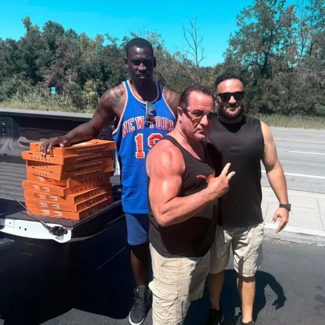 49ersSportsTalk's tweet photo. Heartbreaking.

Former #49ers All-Pro Aldon Smith spent part of his final day delivering pizzas to a local homeless charity.

Just hours later, he was found unresponsive and passed away at the age of 36.

No matter what happened on or off the field, that’s a tragic ending. Rest in peace, Aldon. ❤️

via: @_noahfurtado