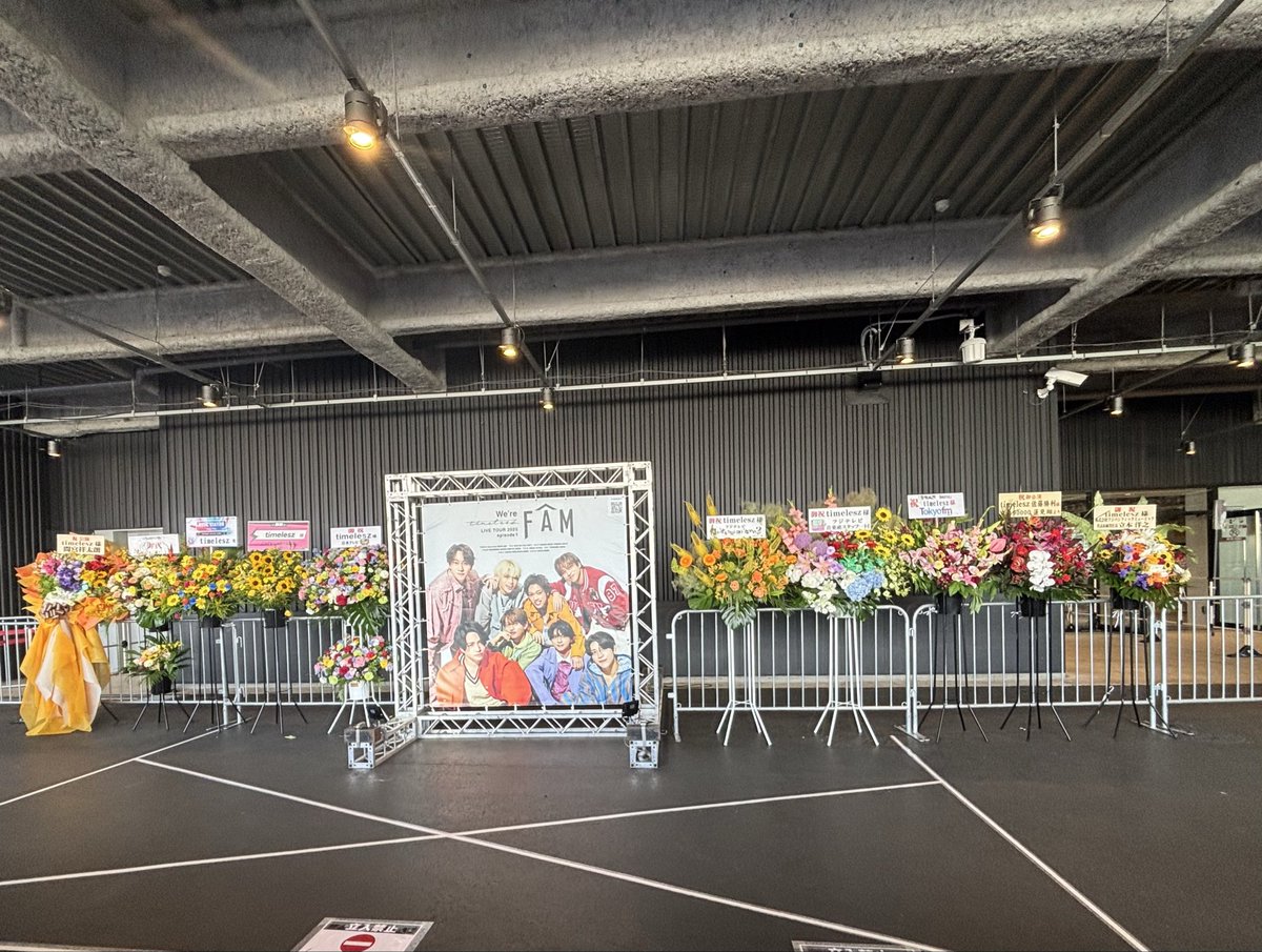 kakumeitp's tweet photo. ←去年　今年のららアリ→
横アリではまたたくさん来るのかもしれないけど千葉のお花すごい増えてて今年は斜めから撮らないと全部収まらなかった

#timelesz_episode2 https://t.co/2sVDIKLQvd