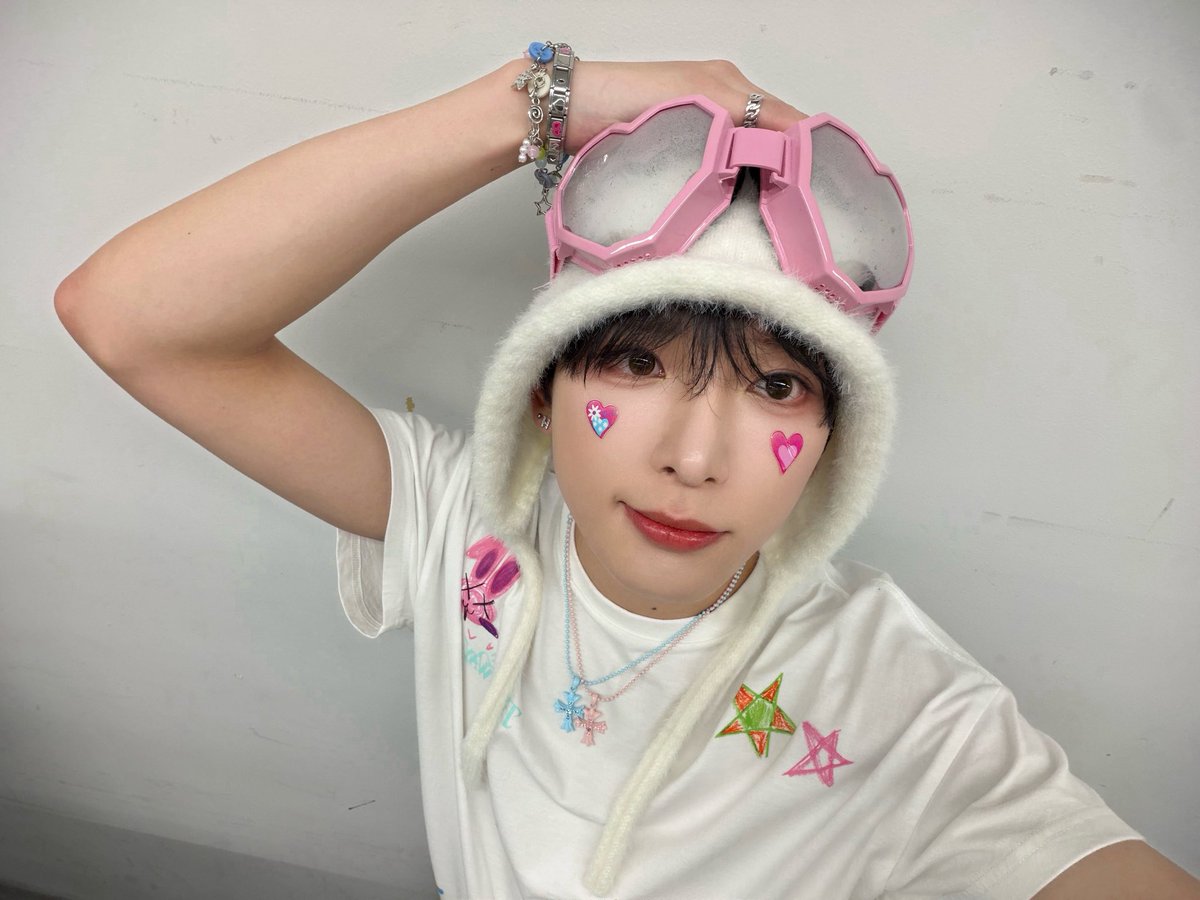 _menowu's tweet photo. 입술색장난하냐?ㅅ밯진짜메이크업팀 고소할거야 https://t.co/uflVwyXUSL