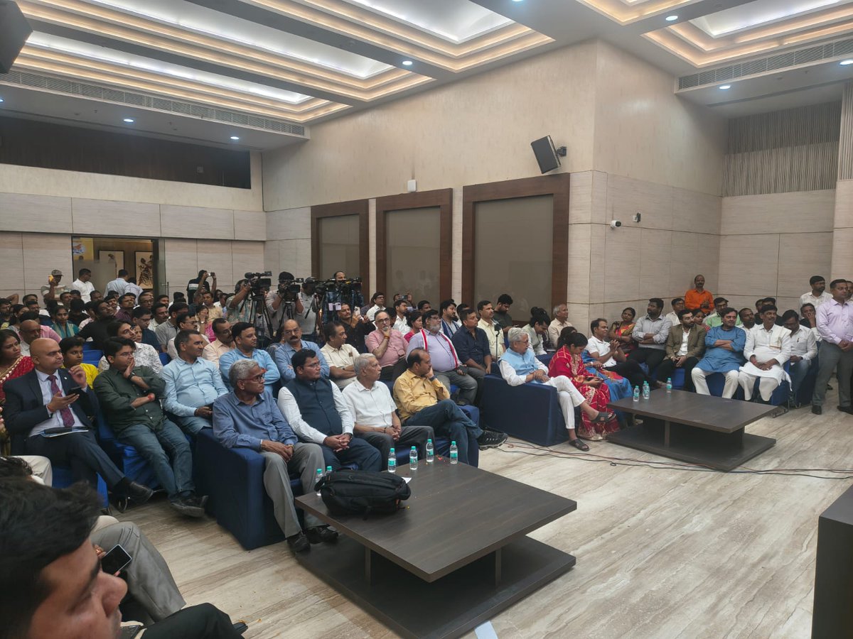 dr_rajbhushan's tweet photo. आज @ccoi_1947 के सभागार में Voice of Bihar द्वारा आयोजित बिहार प्रतिभा सम्मान समारोह 2026 में उपस्थित होकर विभिन्न विधाओं के प्रतिभाशाली युवाओं को सम्मानित करने का सुअवसर मिला।

बिहार की ताकत उसकी प्रतिभा और परिश्रम है जिसकी चमक हमको देश-विदेश में दिखाई देता है। आदरणीय प्रधानमंत्री श्री @narendramodi जी का विकसित भारत का सपना इन प्रतिभाओं के परिश्रम से ही फलीभूत होगा ।