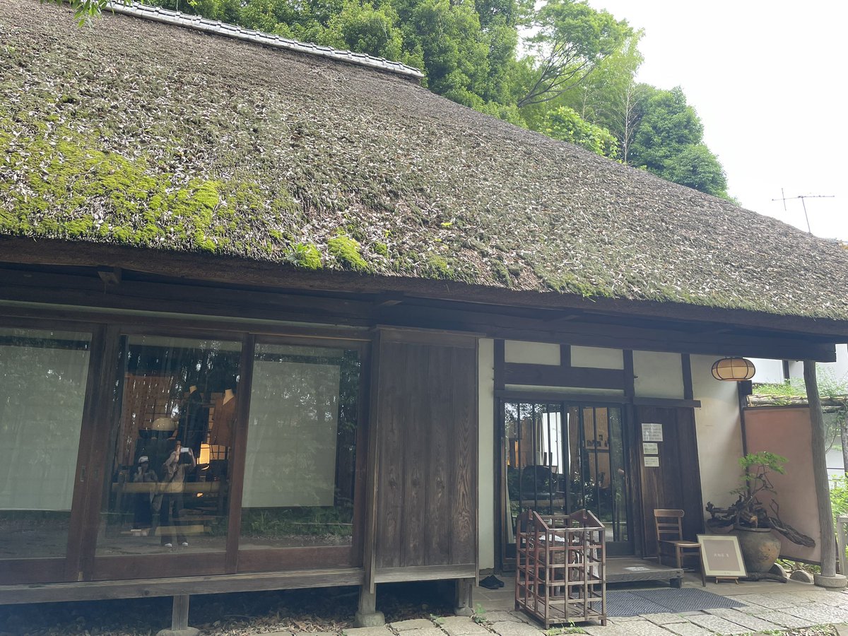 minoriarimura's tweet photo. My friendと共にかねてより行ってみたかった武相荘(白州次郎邸)へ。下北沢で年甲斐もなくオシャレクレープ食べて安ビストロで飲み。締めはカラオケで2人で矢野顕子さん曲を熱唱。今日も完璧な休日を過ごしてしまった😎 https://t.co/zkckszYRta