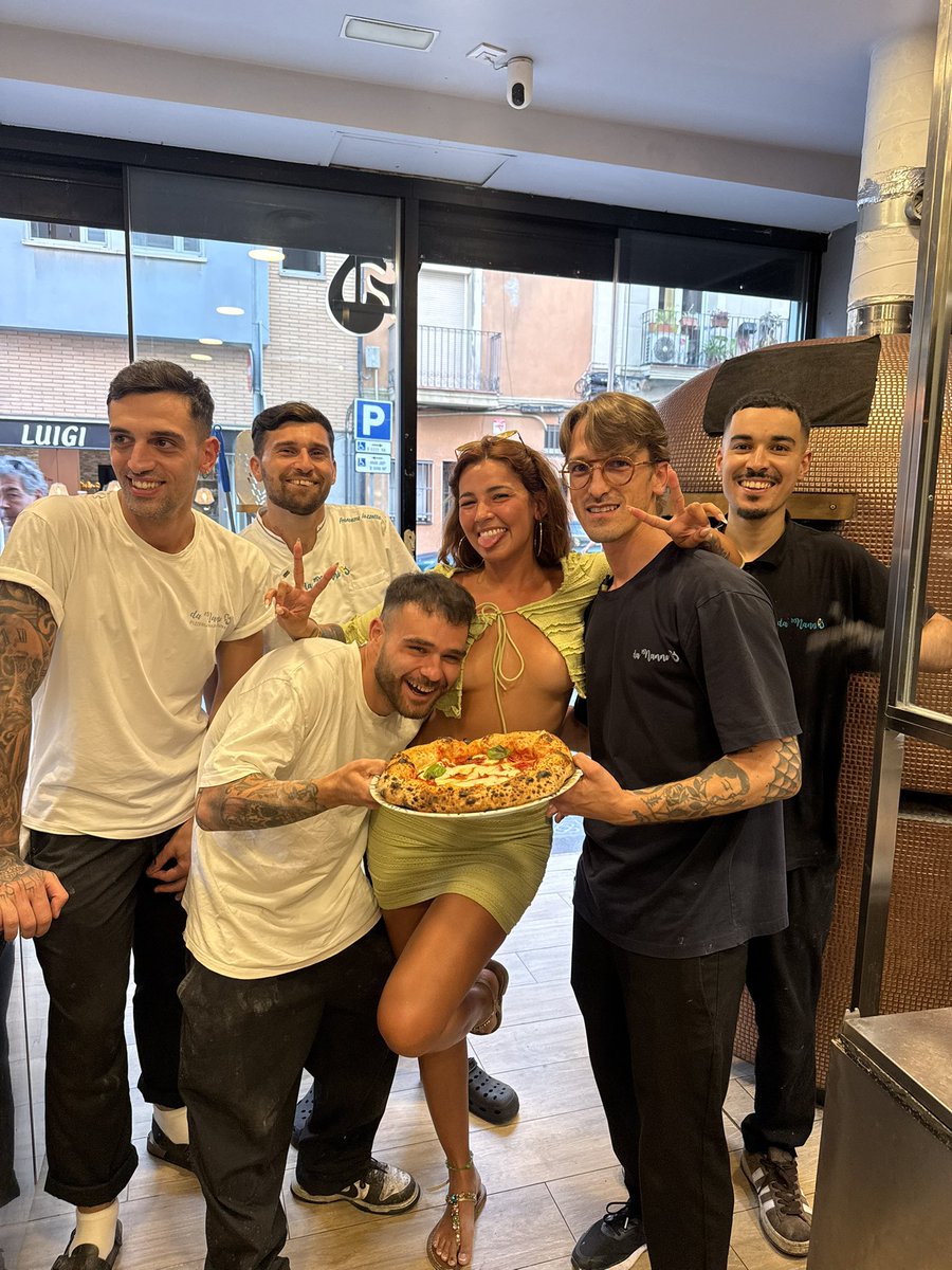 goddessAgathaz's tweet photo. Guys from pizzeria where having a blast with my presence 😂👀 I LOVE napolitansssss https://t.co/OpxKdzCy7L