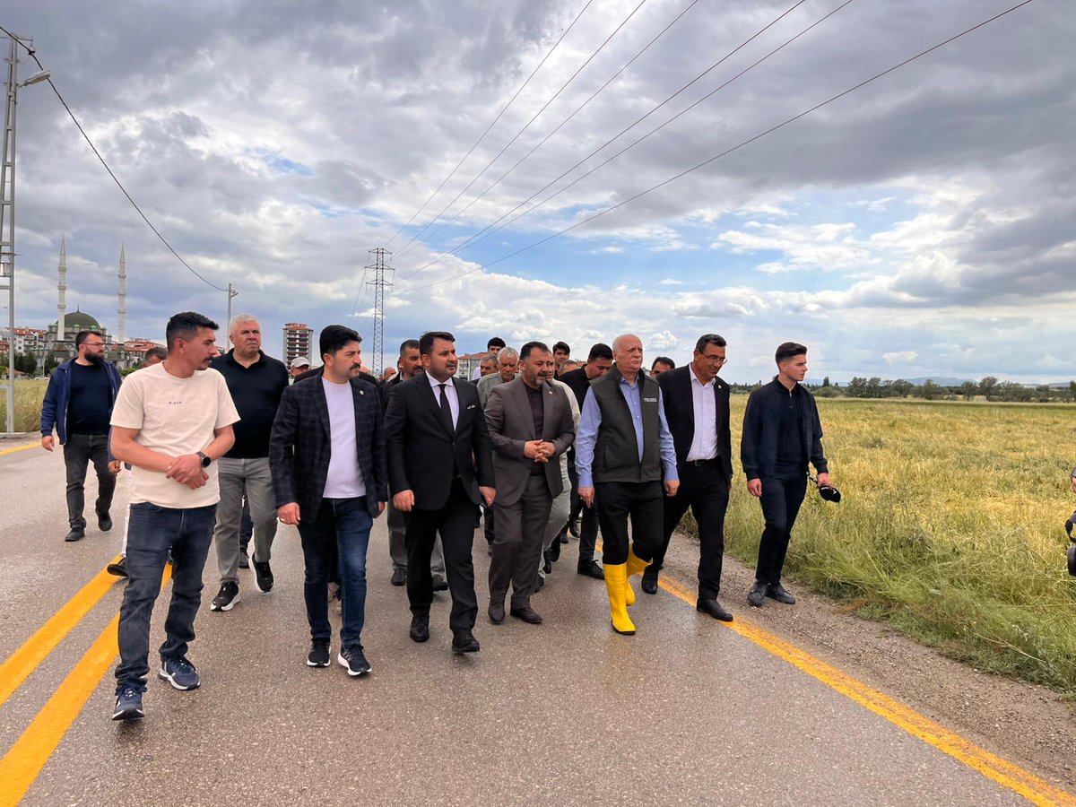 semsibayraktar's tweet photo. Ankara'nın Kahramankazan ilçesine bağlı Yassıören Köyünde gerçekleştirdiğimiz temaslar kapsamında, dolu afetinden zarar gören pancar tarlalarında incelemelerde bulunduk. Afetin üretim alanlarında meydana getirdiği zararı yerinde değerlendirerek, üreticilerimizin talep ve beklentilerini dinledik.