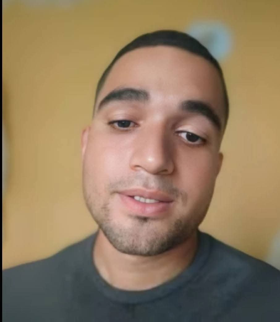 anonymous_hat2's tweet photo. PROHIBIDO OLVIDAR.

RT RT RT.

Gabriel Sarmiento fue asesinado por sicarios mientras hacía una transmisión en vivo en TikTok, presuntamente como represalia por sus denuncias contra bandas criminales y policías corruptos en el Estado Aragua, Venezuela.

Gabriel Jesús Sarmiento Rodríguez, un joven influencer venezolano de 25 años conocido en TikTok como @unleacks, fue asesinado a tiros la madrugada del 23 de junio de 2025 (algunas fuentes mencionan la noche del 22) en su casa de la Urbanización Piñonal, calle JJ Montesinos, en Maracay, estado Aragua, Venezuela. 

Mientras transmitía en vivo por TikTok, hombres armados irrumpieron en su vivienda. El momento quedó grabado en la transmisión:Se escuchan los gritos de su madre pidiendo auxilio.

Sarmiento llama desesperadamente al SEBIN (Servicio Bolivariano de Inteligencia Nacional), repite varias veces su dirección y menciona nombres de supuestos responsables (como “William Adalejo”, un comisario de la DCDO y “Rick Yohn Zerpa González”).

Se oye una ráfaga de disparos. Él grita que le dispararon y se mueve hacia otra habitación.
Dos hombres armados aparecen frente a la cámara y le disparan directamente.
La transmisión se corta. Recibió múltiples disparos (al menos 9 según algunos reportes). 

Su madre también resultó herida de bala en el abdomen.

¿Por qué lo mataron?
Sarmiento era programador y analista de ciberseguridad. En su cuenta de TikTok (que tenía entre 76.000 y 90.000 seguidores) realizaba denuncias públicas contra:Policías corruptos que supuestamente lo extorsionaban.

Miembros de bandas criminales como el Tren de Aragua y el Tren del Llano.
Supuestos vínculos entre funcionarios policiales y el crimen organizado en Aragua.

Horas antes del asesinato había advertido sobre amenazas que recibía por sus denuncias.Investigación y detencionesEl fiscal general Tarek William Saab asignó la Fiscalía 69 (especializada en delincuencia organizada) para investigar el caso.

Gracias al video en vivo, los agresores quedaron identificados. Se reportaron detenciones y avances en 2025:Uno de los presuntos implicados (Wilbert de Jesús González Castillo, alias “el Will”) murió en un enfrentamiento con la policía en julio de 2025.

Fue detenida Pierina Uribarri (pareja de Adrián Romero, alias “Niño Loco”), acusada de homicidio intencional calificado.

Hay órdenes de aprehensión contra otros involucrados. Su madre sobrevivió a la herida de bala.

#Caracas #Venezuela #mundialdefútbol #mundialdefútbol2026