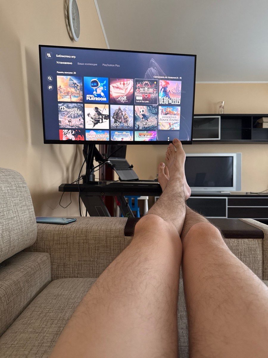 asmodeei's tweet photo. does anyone play ps?😏#foot https://t.co/KammmShJnG