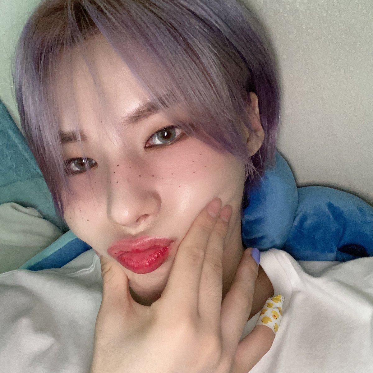 imthat_cool_guy's tweet photo. 👑 In need of kisses 
And yes, i have an ouchie on my finger :< https://t.co/yjua0KdJu1