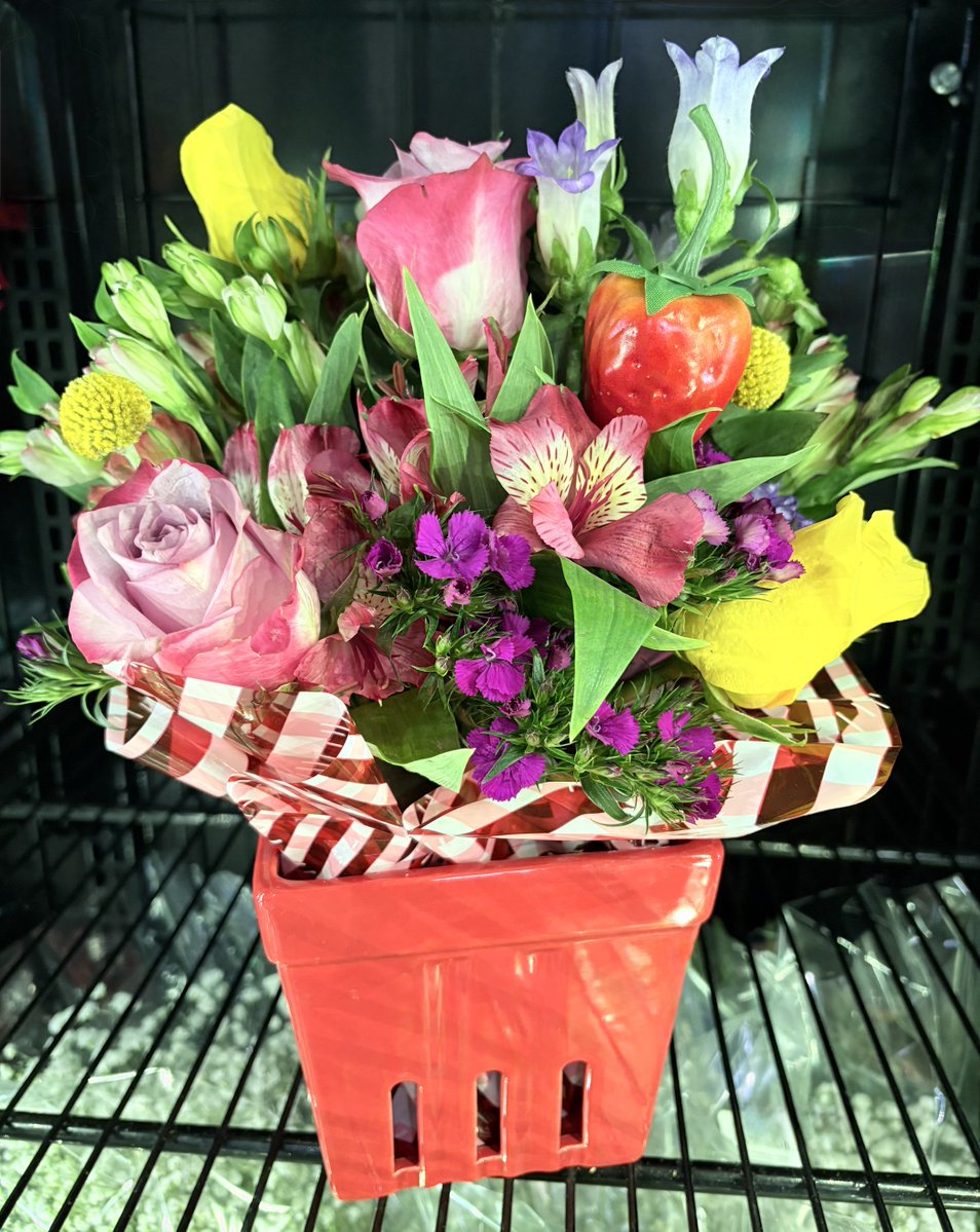 Monah0214's tweet photo. Yesterday, I created several flower arrangements and these are the favorites! 🌻🌹🍓💐

#TLを花でいっぱいにしよう
#Flowers 
#向日葵
#バラ https://t.co/nuVnT78ExJ