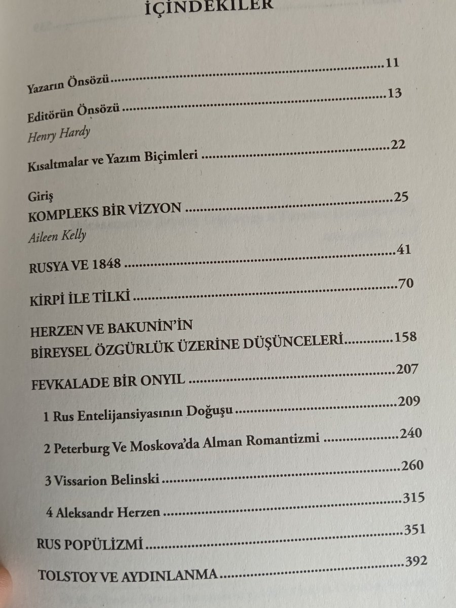 Surezyln's tweet photo. İçinde Isaiah Berlin'in meşhur "Kirpi ile Tilki" metninin de bulunduğu bu kitabın ne kadar kışkırtıcı ve leziz olduğunu bilseydiniz, işi gücü bırakıp hemen şimdi edinmenin / okumanın çaresine bakardınız.
(Evet, sevdiğim insanları ve kitapları az biraz abartırım.) https://t.co/HrP74olYiy