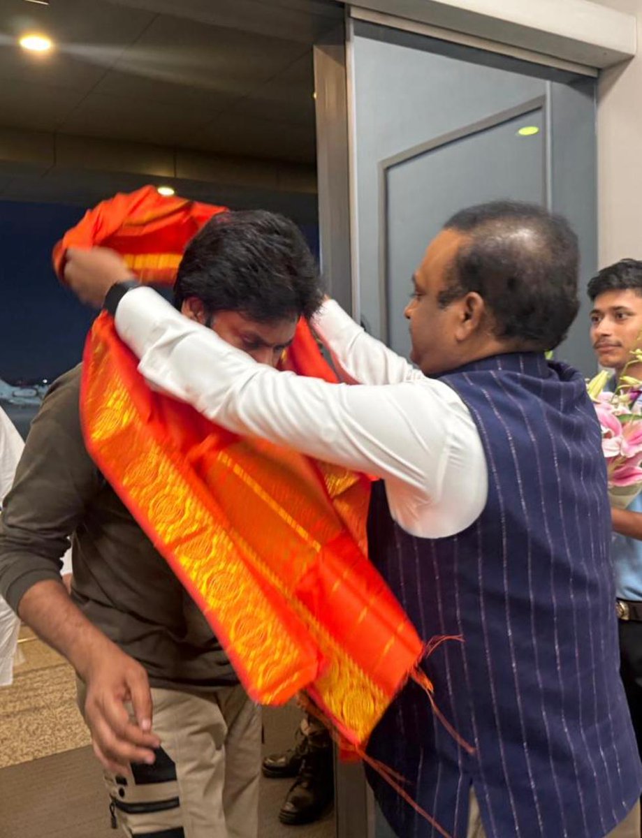 VBalashowry's tweet photo. రేపు జరుగబోయే జనసేన సమావేశం కొరకు ఢిల్లీ చేరుకున్న ఆంధ్రప్రదేశ్ ఉప ముఖ్యమంత్రి, జనసేన పార్టీ అధ్యక్షులు శ్రీ @PawanKalyan  గారికి ఎయిర్ పోర్ట్ నందు స్వాగతం పలకడం జరిగింది.
#PawanKalyan
#VallabhaneniBalashowry
#JanaSenaParty
#janasena https://t.co/BSXoMsCQiz