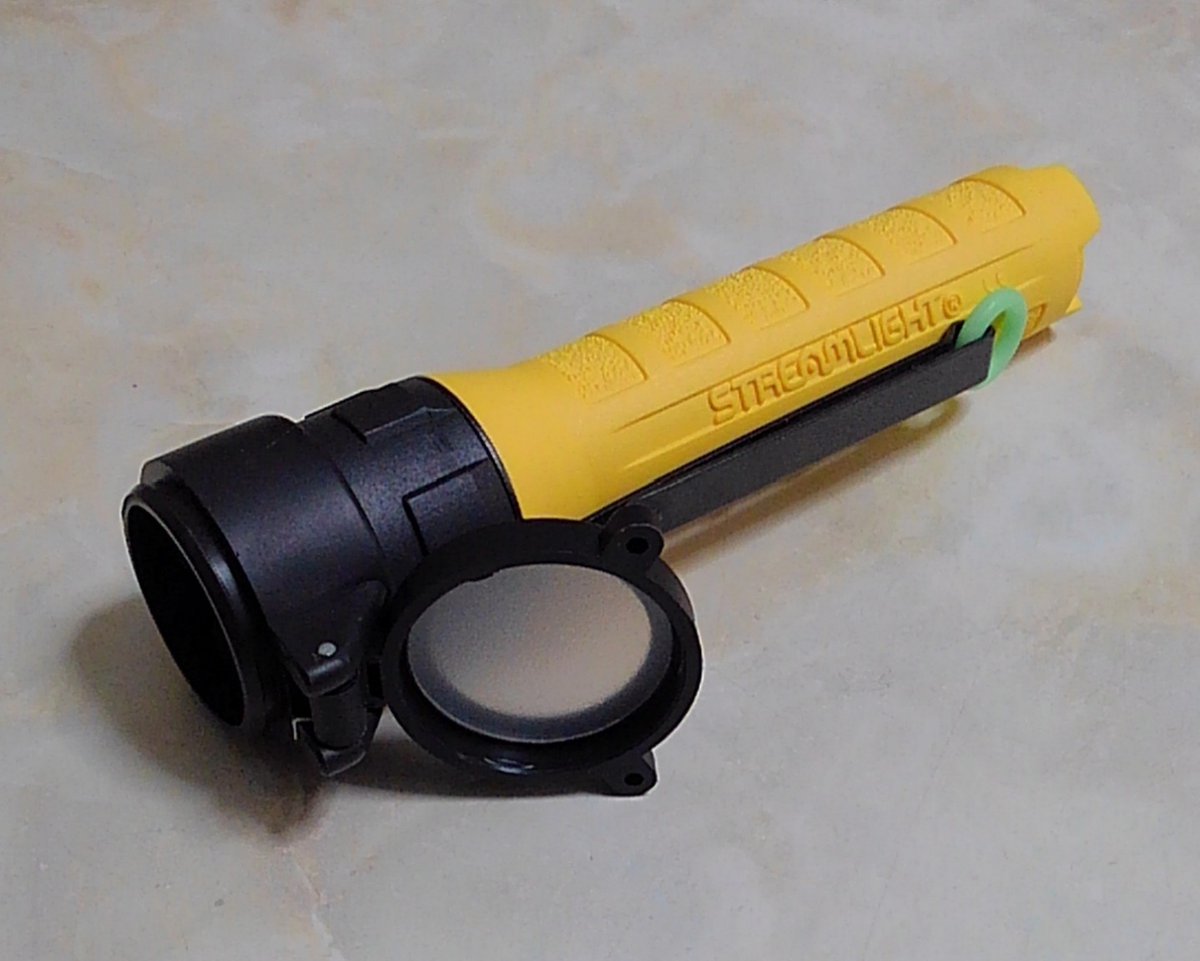 snttm1's tweet photo. #フラッシュライト 🔦✨
#STREAMLIGHT #POLYTAC X
#WELTOOL
防災専用として備えている POLYTAC X に WELTOOL のディフューザー(32mm用)を装着してみました
散光し過ぎず適度にスポットが抜けてくれる好みの配光 👍✨
透過ロスも少なめ
これで配光を使い分け出来る様になった 👍✨ https://t.co/J0qPpYFgNk