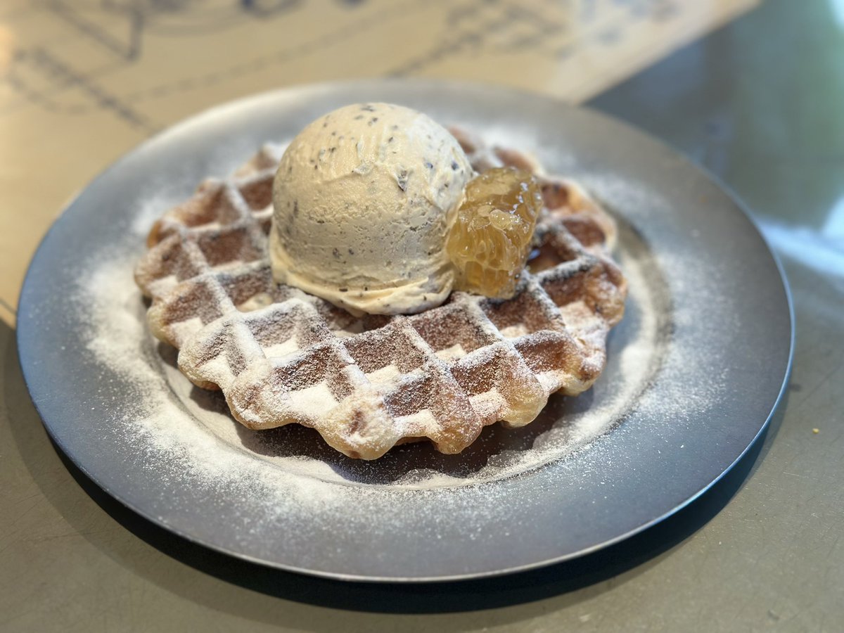 suicdsy_'s tweet photo. 素敵なカフェに行きました。
凄く美味しかったけどワッフルが全然切れなくて指がぷるぷるなった🤣 https://t.co/LzdCRjURF6