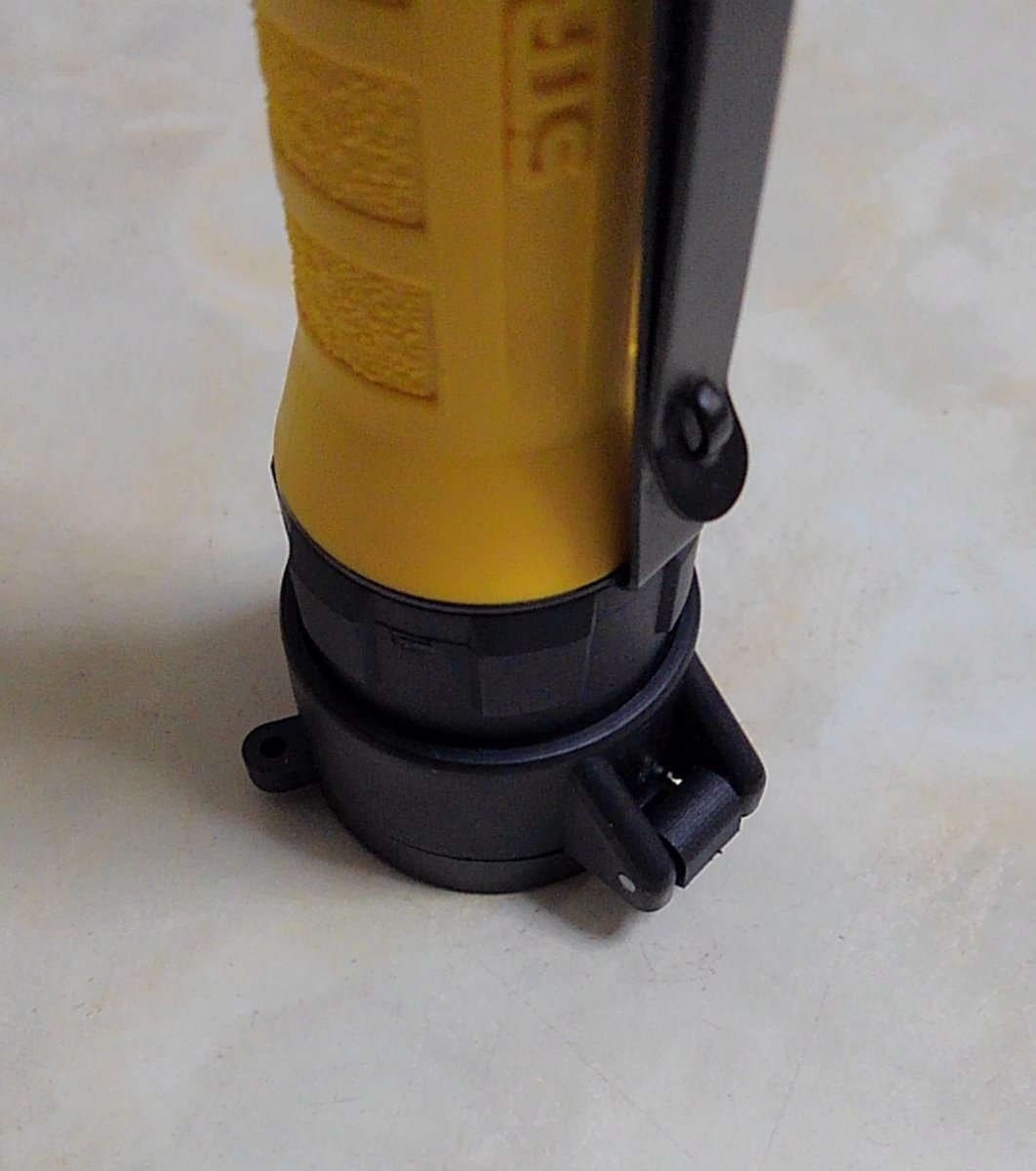 snttm1's tweet photo. #フラッシュライト 🔦✨
#STREAMLIGHT #POLYTAC X
#WELTOOL
防災専用として備えている POLYTAC X に WELTOOL のディフューザー(32mm用)を装着してみました
散光し過ぎず適度にスポットが抜けてくれる好みの配光 👍✨
透過ロスも少なめ
これで配光を使い分け出来る様になった 👍✨ https://t.co/J0qPpYFgNk