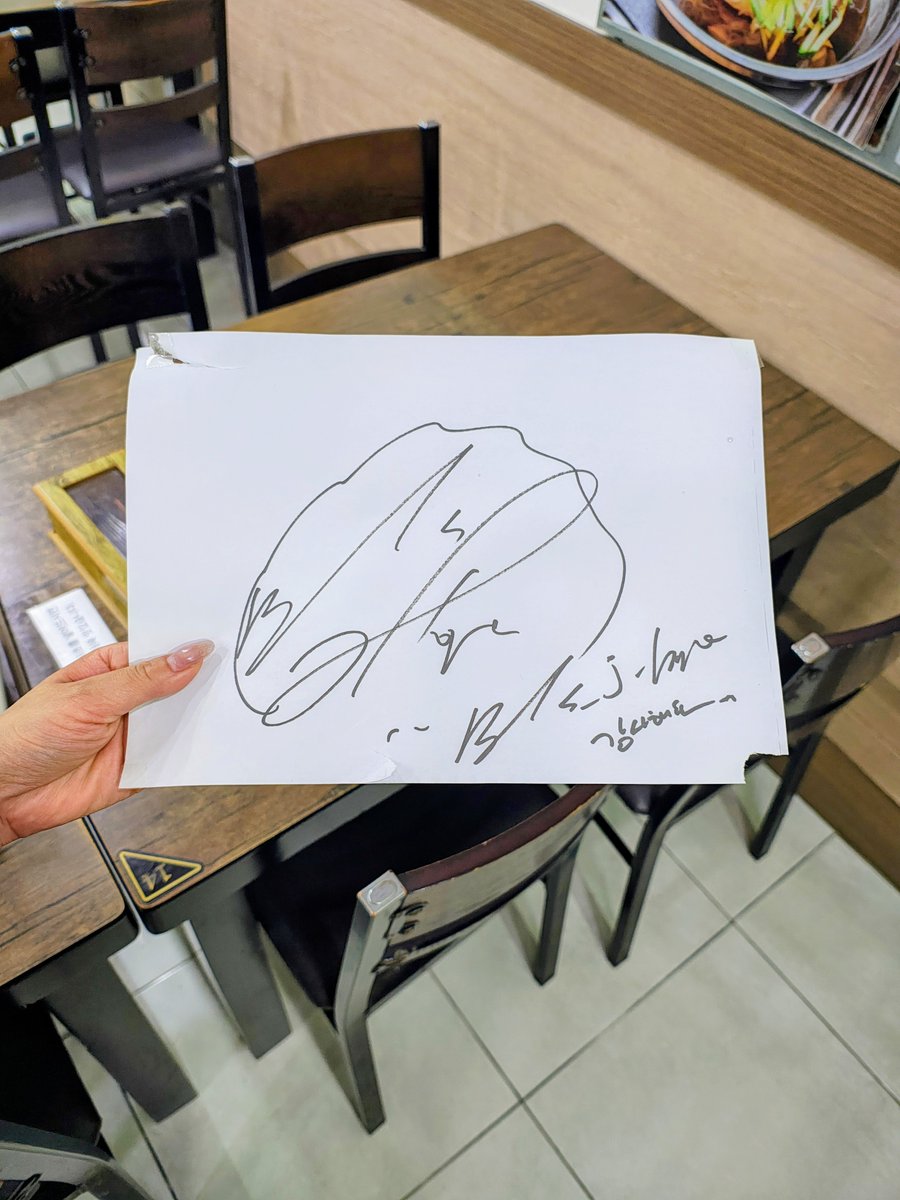 arrysa1204's tweet photo. 何も知らずにミルミョンのお店入ったら昨日ジンくんとホビが来てて発狂しそうになりw、閉店間際だったから他のお客さんみんな帰って、なぜか貼ってあった写真とサイン剥がしてて、お会計の時に店員さんと少し話してたら、今日最後のお客さんだからこれあげるよってサインのコピーくれた！😭 https://t.co/MZ8dQKdicI