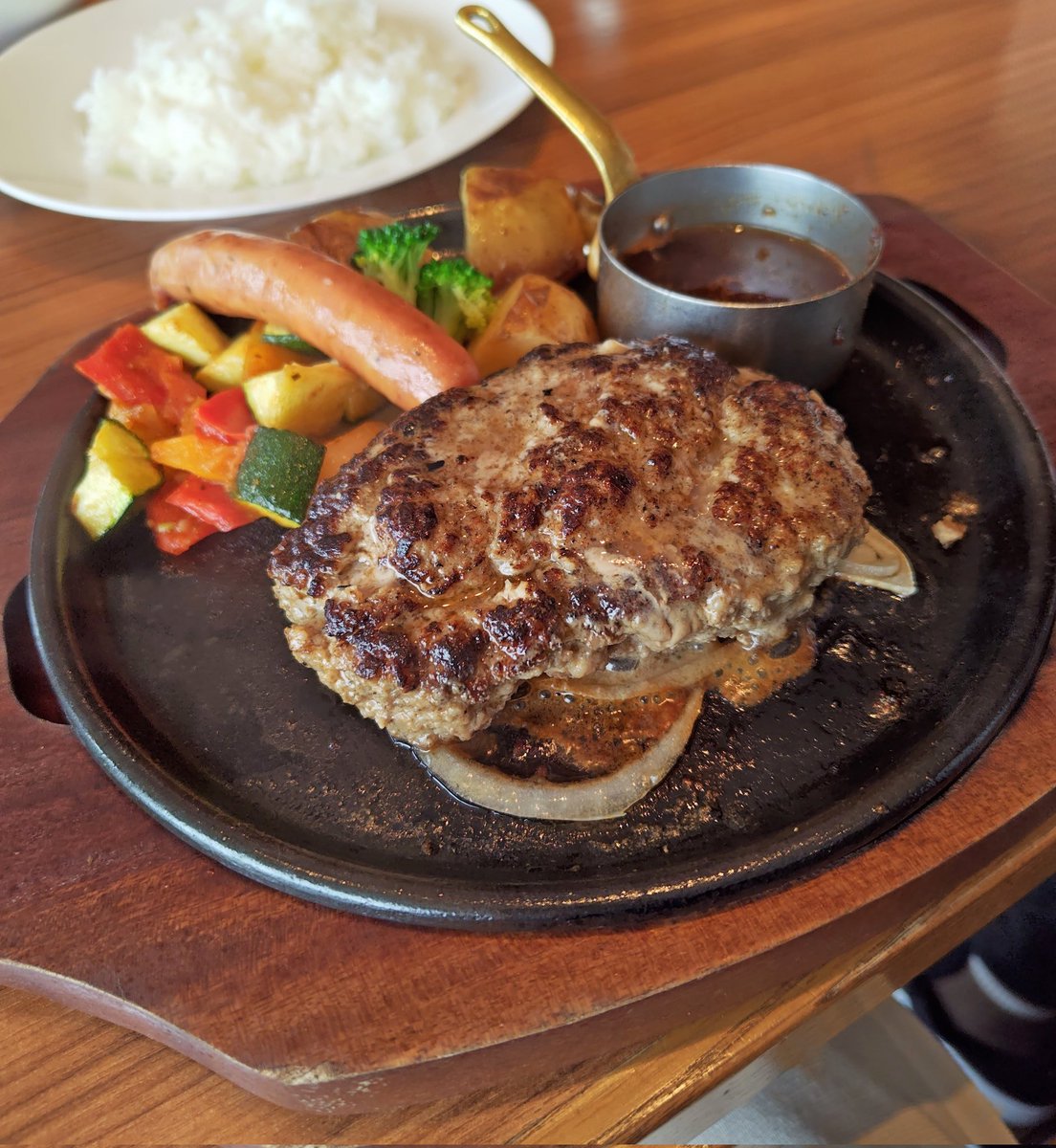 toki_hg's tweet photo. コース無料チケットを貰ったので行ってきました✨
ハンバーグ、凄く美味しい⤴️
#羽田空港第2ターミナル https://t.co/Et55RWoXWt
