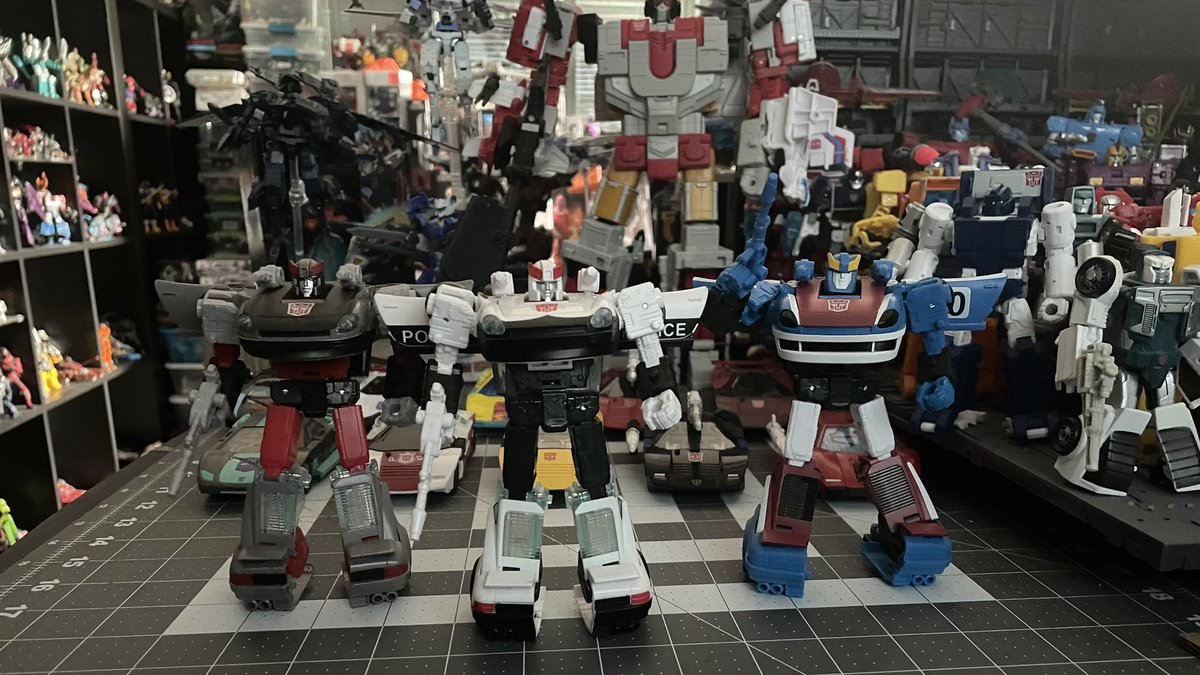 FelixJesusHern2's tweet photo. Just wished they would get Prowl right… But ER still looks good #Transformers https://t.co/a1ui6tdTAk