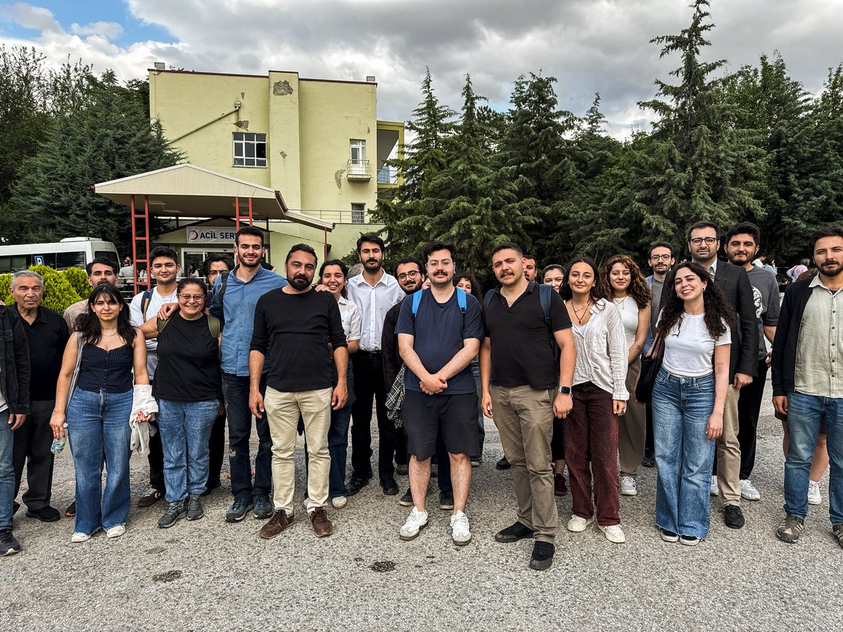 tip_ankara's tweet photo. Yoldaşlarımızı aldık!

Özel Sektör Öğretmenleri Sendikası’nın Milli Eğitim Bakanlığı önünde tutulmayan sözler, verilmeyen hakları için düzenledikleri eylemde gözaltına alınan Ankara İl Başkanımız Fırat Çoban ile Çankaya İlçe Başkanımızın da aralarında bulunduğu çok sayıda yurttaşımız serbest bırakıldı.

Öğretmenlerin hakkını gasp edenlere değil, alın terinin karşılığını isteyen öğretmenlere yönelen polis şiddetini kabul etmiyoruz! Mücadeleye kaldığımız yerden devam edecek, bu memlekette milyonlarca emekçinin anasının ak sütü kadar helal haklarından bir an olsun vazgeçmeyeceğiz.
