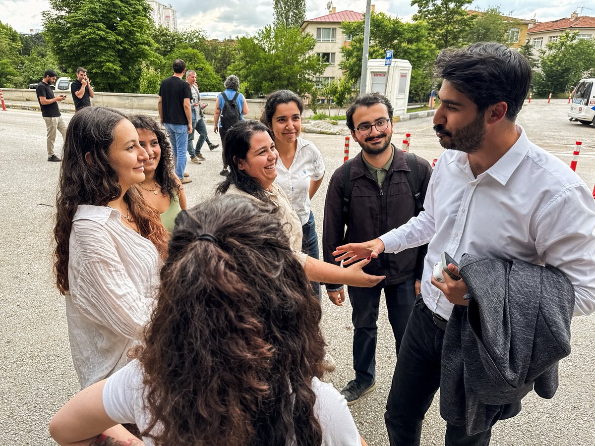 tip_ankara's tweet photo. Yoldaşlarımızı aldık!

Özel Sektör Öğretmenleri Sendikası’nın Milli Eğitim Bakanlığı önünde tutulmayan sözler, verilmeyen hakları için düzenledikleri eylemde gözaltına alınan Ankara İl Başkanımız Fırat Çoban ile Çankaya İlçe Başkanımızın da aralarında bulunduğu çok sayıda yurttaşımız serbest bırakıldı.

Öğretmenlerin hakkını gasp edenlere değil, alın terinin karşılığını isteyen öğretmenlere yönelen polis şiddetini kabul etmiyoruz! Mücadeleye kaldığımız yerden devam edecek, bu memlekette milyonlarca emekçinin anasının ak sütü kadar helal haklarından bir an olsun vazgeçmeyeceğiz.