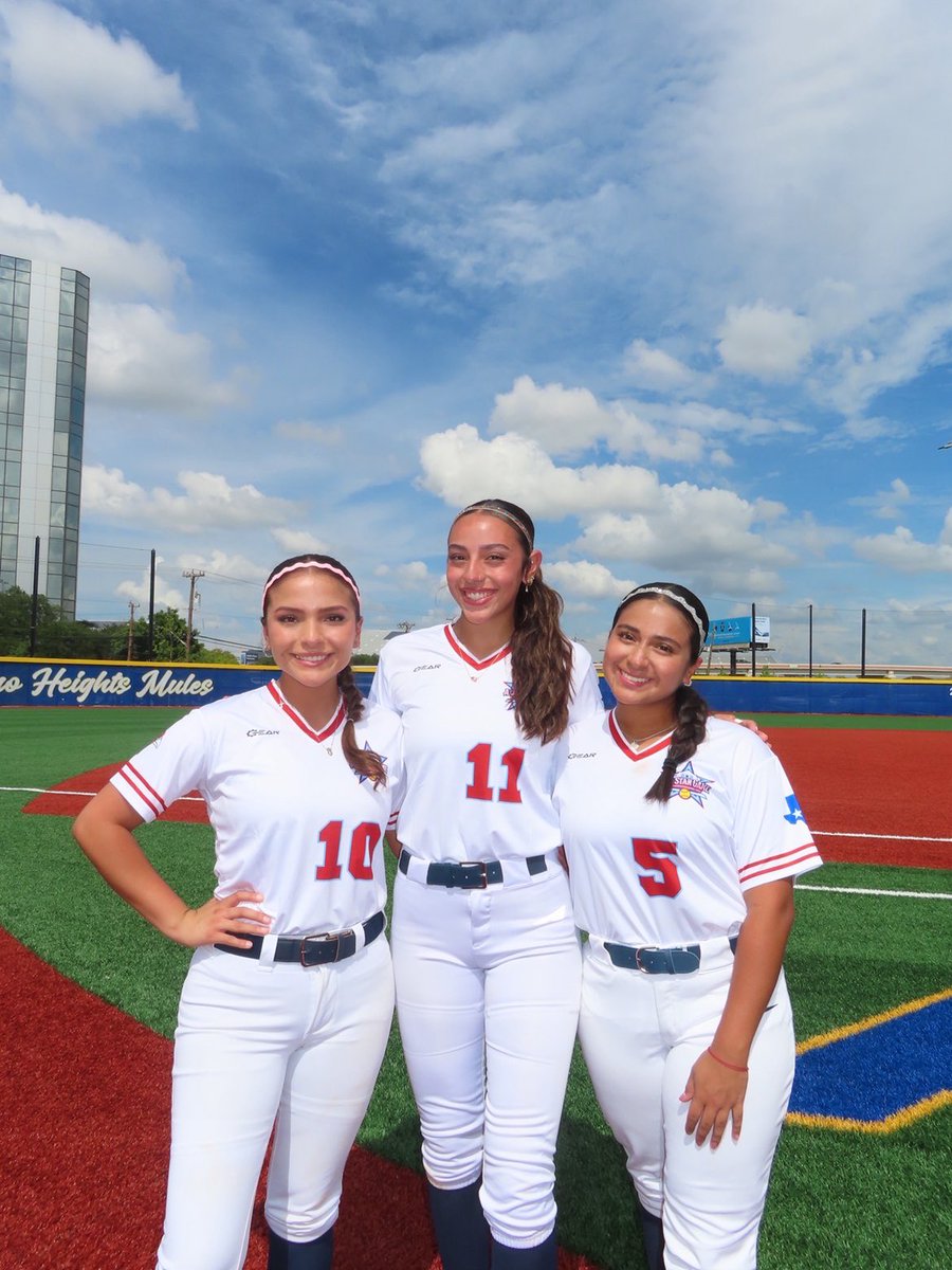 IGarza2026's tweet photo. A few weeks ago I was able to play with some of the city’s best softball seniors! Had a great time playing with old, current and future teammates one last time in the city! 🌟⭐️🐐 #fAMily #RollTribe #TotheHilltop #For11 @SEUSoftball @whyyousogood @coachjose_flo4 @AM2026Ramirez @TakeCharge_SB @acpsoftball @sanantoniohss @stina_huang @hinojosa_david
