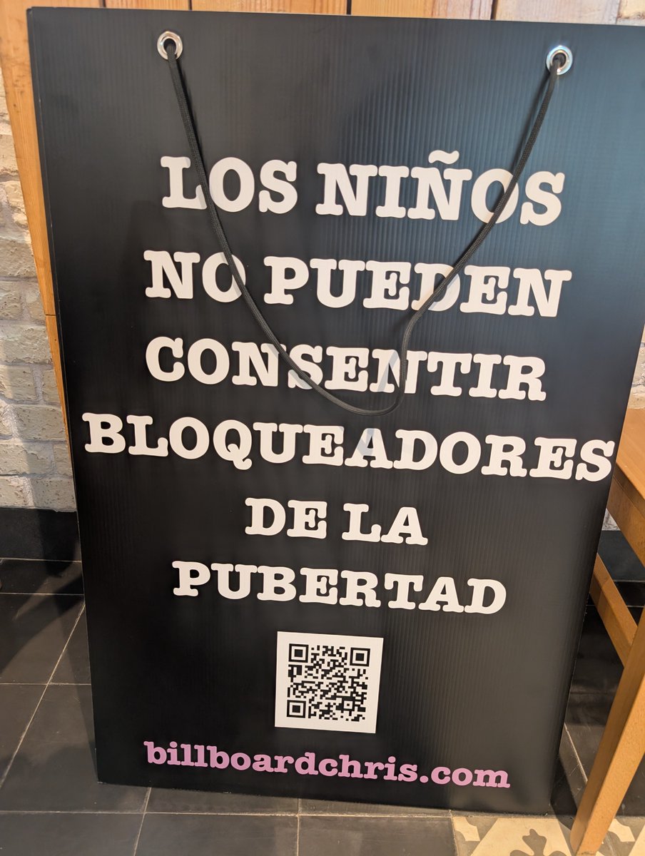 hazteoir's tweet photo. 🚨 ÚLTIMA HORA

@BillboardChris, el activista canadiense premiado anoche en la Gala de @hazteoir, ha sido llevado esta tarde a comisaría en Madrid.

Su delito: 5 minutos en la Puerta del Sol con un cartel que decía "Los niños no pueden consentir bloqueadores de la pubertad". La Policía lo ha retirado por usar un trípode "sin autorización".

Nuestros letrados Javier María Pérez-Roldán (@PerezRoldanJM) y Nouna Lozano (@lannaviv21), que lo han atendido, lo resumen en una frase:

💬 "Vemos cómo un trípode es sancionable. Hormonar a los menores, no."

Distópico. Y real. Hoy. En España. 🇪🇸