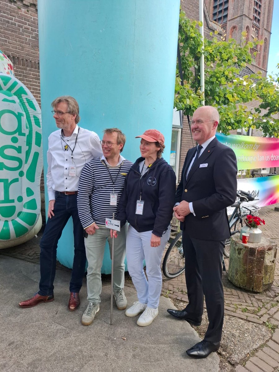 cdkfryslan's tweet photo. Startskot jûn fan de ‘avondvierdaagse’ fan Folsgeare, Nijlân, Reahûs, Skearnegoutum, Tsjalhuzum, Turns en Ysbrechtum. In soad wille mei-inoar! 🥾🎉🌼 @provinsje https://t.co/tZE2TnTI7T