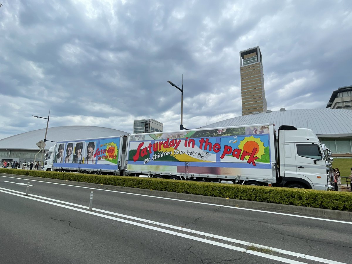 mymtmayu's tweet photo. 初ミスチルはめちゃくちゃ最高でした🥹
地元でライブ行けるのは本当に嬉しい！
また香川に来てほしい❤️‍🔥
とりあえずモニターの画質が良すぎて、びっくりした！
実際ライブ来てるのに、DVD見てるのかと錯覚するくらい映像が綺麗でした👏

#MrChildren 
#Saturdayinthepark https://t.co/QqMWfIEPZy