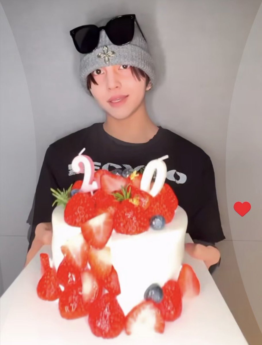 Jackyerrrr's tweet photo. 今天生日家里人买的蛋糕很巧也是草莓蛋糕！意外的巧合真的好开心呀o(^▽^)o

赶紧拍一个同款拿蛋糕姿势嘻嘻😜
下次生日就是出道后了，好期待呀(⁎⁍̴̛ᴗ⁍̴̛⁎)

#HARUTA #ハルタ #하루타 
#SMTR25 #SMTRAINEE https://t.co/DnLLUzgqO6
