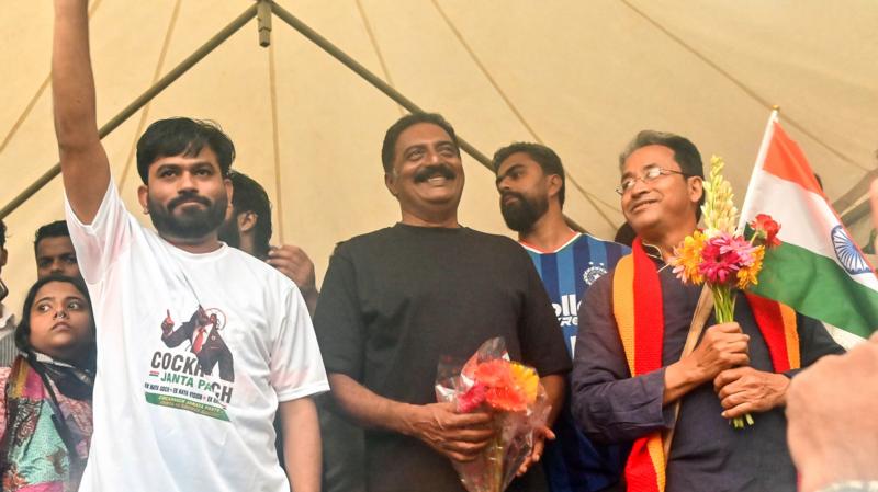 BBCHindi's tweet photo. बेंगलुरु में कॉकरोच जनता पार्टी के प्रदर्शन में उठी पीएम मोदी के इस्तीफ़े की मांग - https://t.co/wi5zPMBDQR https://t.co/d3qtpgShvd